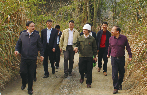 ?時(shí)任贛州市委常委、副市長(zhǎng)劉文華等一行調(diào)研我司龍南縣稀土礦山尾水收集治理項(xiàng)目